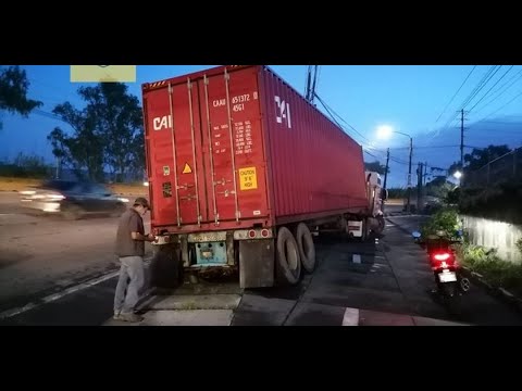 Tráiler encunetado en Villa Lobos