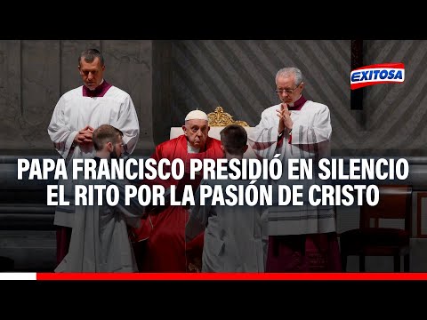 Papa Francisco presidió en silencio el rito por la pasión de Cristo en la basílica de San Pedro