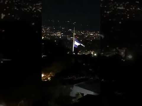 Alcaldía de San Salvador baja por daños la bandera más grande de Centroamérica