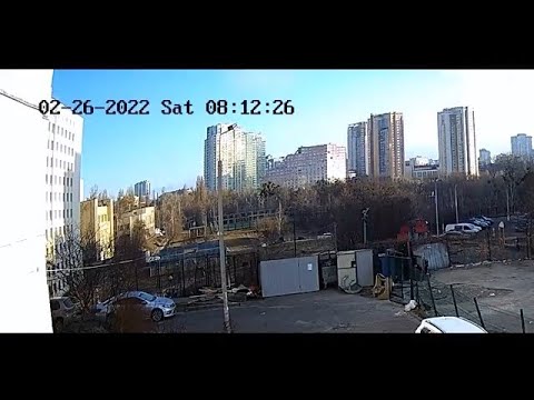 Misil ruso impacta edificio residencial en Kiev