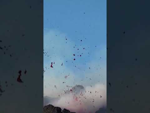 Cameras capture spectacular views of Mount Etna eruption in Italy #Shorts