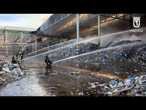 Arde una nave de basuras en Valdemingómez (Madrid) sin provocar heridos