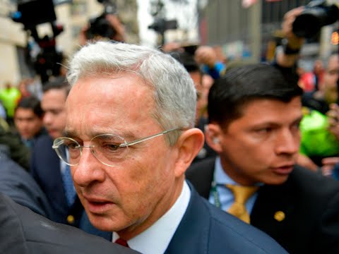 Se le acercó a Álvaro Uribe para ofenderlo... la respuesta del expresidente lo dejó sin palabras