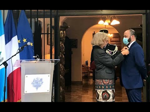Cineasta nacional recibe condecoración de Embajada de Francia