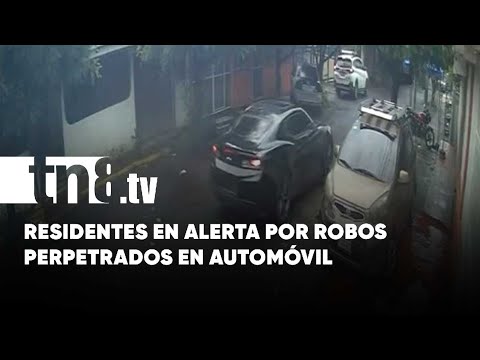 ¡Alerta en residenciales! Dos delincuentes en vehículo llevan a cabo robos