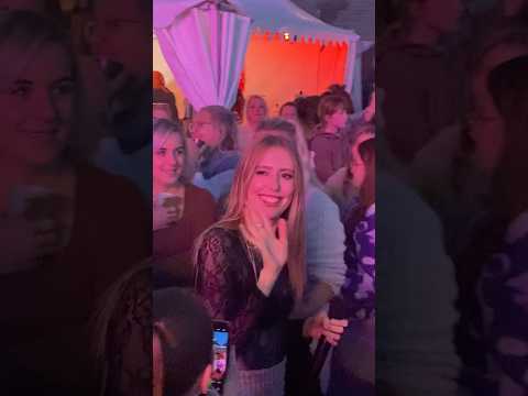Lea kommt ins Publikum Open Air Konzert in Erfurt Thüringen Sommer 2025
