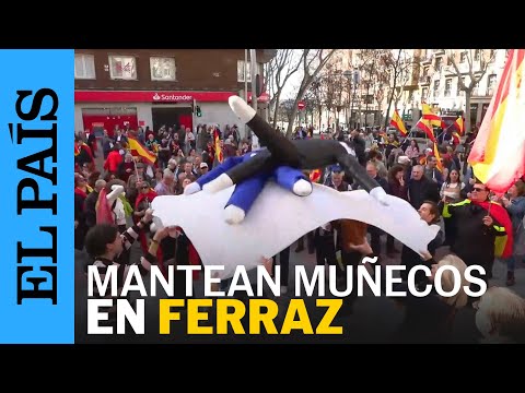 ESPAÑA | Decenas de personas mantean muñecos de Sánchez y Puigdemont en Ferraz | EL PAÍS