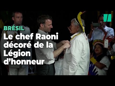 Emmanuel Macron remet la Légion d’honneur au chef autochtone Raoni en pleine forêt tropicale