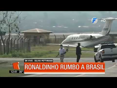 Ronaldinho abandonó el país tras salir en libertad