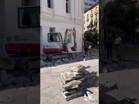 Hoy el Teatro Principal de Zaragoza ha amanecido con obras en la Plaza de José Sinués Urbiola