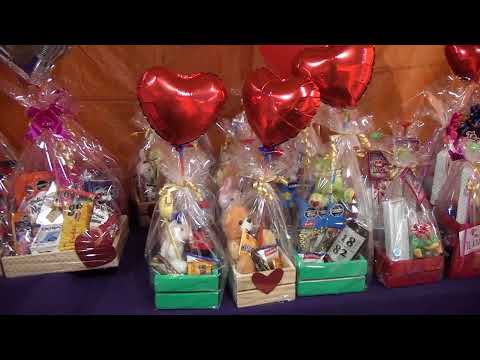 Artesanos ofrecen regalos para los enamorado en la Plaza de Armas de Encarnación