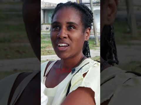 Kendra Pineda: MADRE cubana que VENDE CANCIONES en el Malecón de La Habana #Shorts