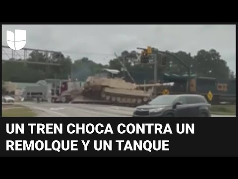 El momento exacto en que un tren choca con un remolque que transportaba un tanque de guerra