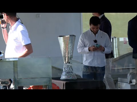 El Ayuntamiento de Sevilla expone la copa de la UEFA Europa League