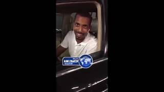 فيديو : مشجع يُمازح لاعب الهلال عبدالله الزوري