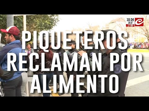 Piqueteros reclaman alimentos frente al Ministerio de Capital Humano