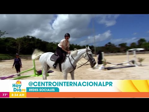 Niños y jóvenes practican la equitación en el parque Julio Monagas de Bayamón