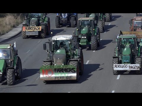 Espagne: un convoi de tracteurs se dirige vers Barcelone pour manifester | AFP Images