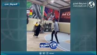 فتاة تتحدي لاعب سلة