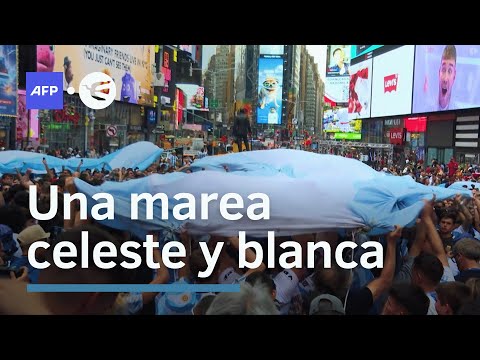 Banderazo argentino en Times Square, Nueva York • Vía AFP Español