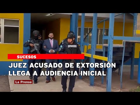 Juez acusado de extorsión llega a audiencia inicial