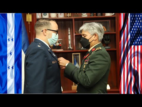 FFAA condecora a Teniente Coronel de EEUU