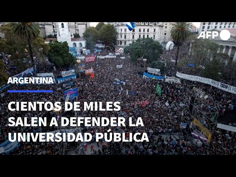 Cientos de miles de personas salen a defender la universidad pública en Argentina | AFP