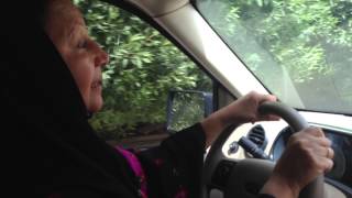 فيديو:د. مديحة العجروش تقود سيارة في الرياض