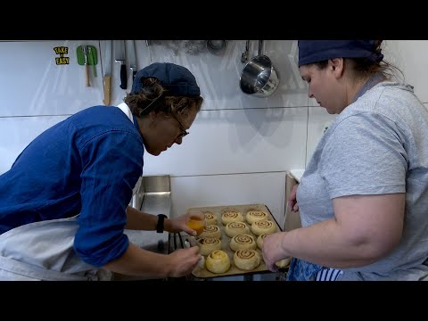 Panadera rusa acoge a dos refugiadas ucranianas en su negocio