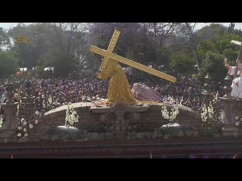 #EnVivo   Paso procesional Jesus Nazareno de la Dulce Mirada por el parque central Antigua Guatemala