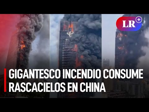 El momento en que un gigantesco incendio consume por completo un rascacielos en China | #LR