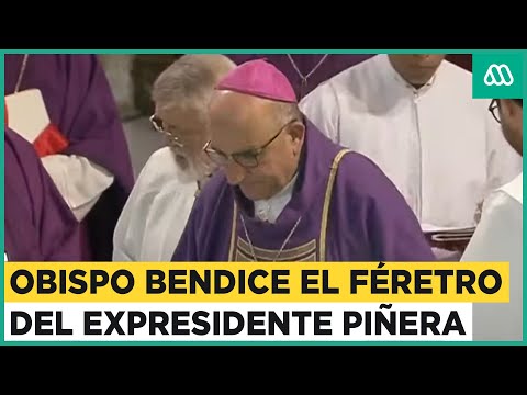 El obispo de Santiago bendice el féretro del expresidente Sebastián Piñera