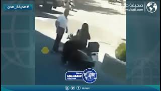 امرأة تصدم مسن مرتين ورا بعض