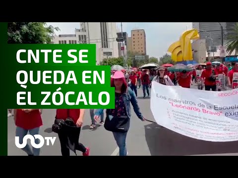 Tras reunión entre CNTE y SEGOB, maestros anuncian que se quedan en el Zócalo.