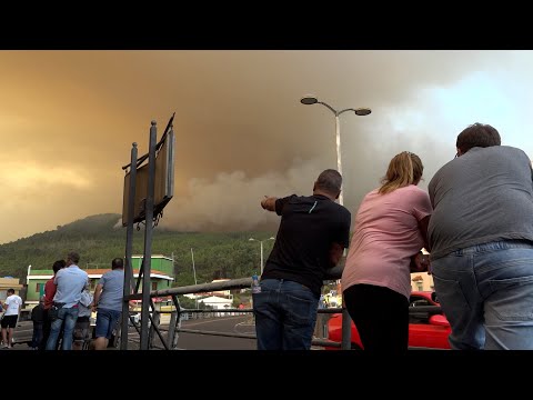Los medios aéreos retoman las descargas contra el incendio de Tenerife