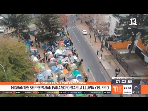 Migrantes que acampan fuera de sus consulados se preparan para soportar lluvia y frío