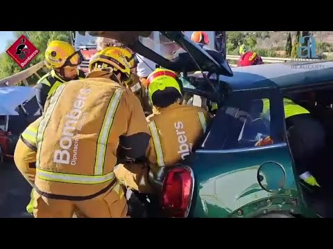 Rescatan a una mujer atrapada en su vehículo tras un accidente con otro coche en N-332 en Benid