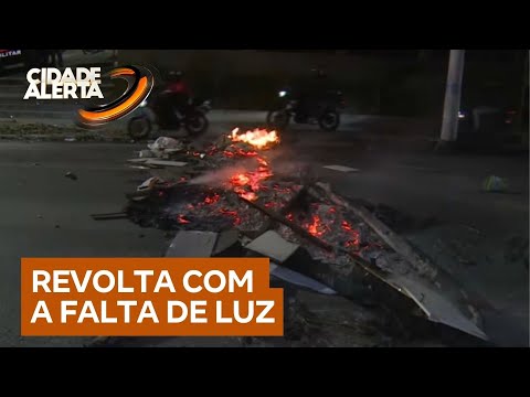 Moradores do Campo Limpo, zona sul de SP, colocam fogo na rua e protestam pela falta de luz