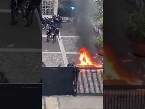 Encapuchados incendian acceso al Instituto Nacional