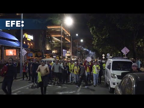 Hinchas colombianos celebran en las calles el paso a la final de la Copa América tras vencer a Urugu