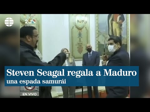Maduro a lo samurái con una espada que le regala Steven Seagal