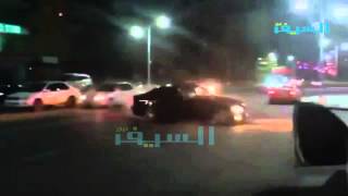 فيديو:قائد مركبة يغلق باب سيارة في أحد الشوارع بحركة فنية