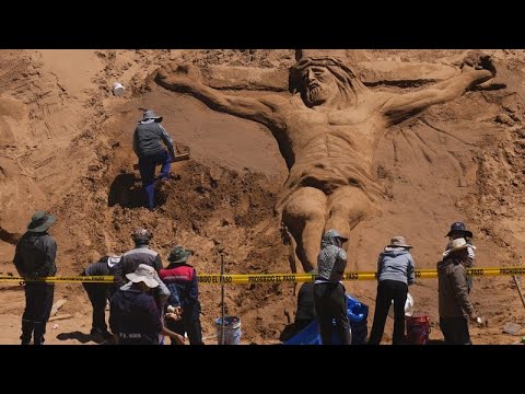 NO COMMENT | Así es ver la pasión de Cristo en esculturas de arena en Bolivia