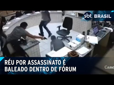 Durante julgamento, réu é baleado | SBT Brasil (02/04/24)