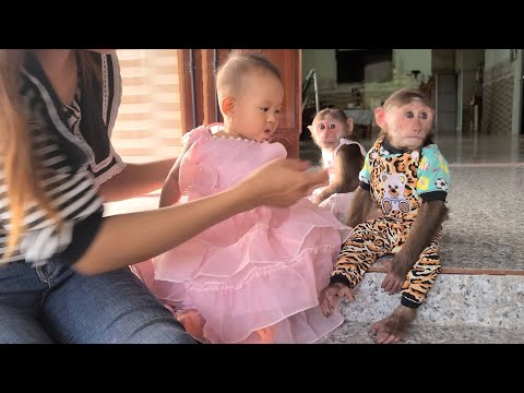 Mimi Kuku bought cute baby gifts