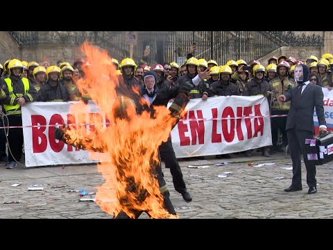 Bomberos se queman a lo bonzo en el Obradoiro para denunciar el daño que sufren por parte de