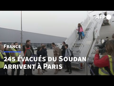 Soudan: un avion français transportant 245 évacués atterrit à Paris | AFP Images