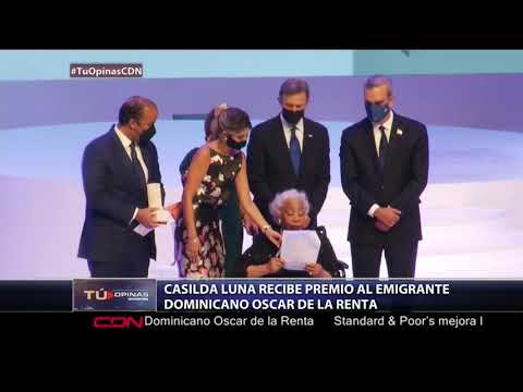 Casilda Luna recibe premio al Emigrante Dominicano Oscar de la Renta