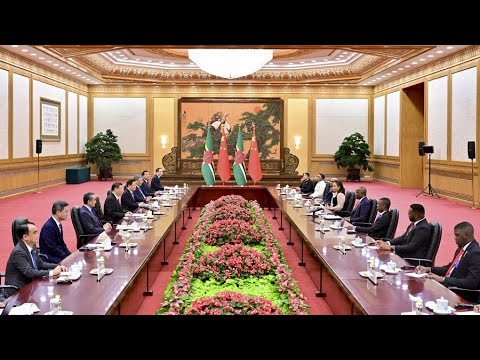 El presidente chino, Xi Jinping, se reúne con el primer ministro de Dominica