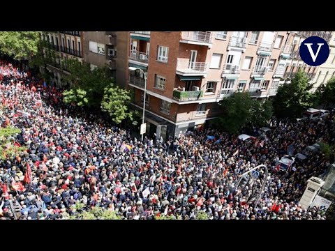 Miles de manifestantes muestran su apoyo a Sánchez al grito de Pedro, no te rindas